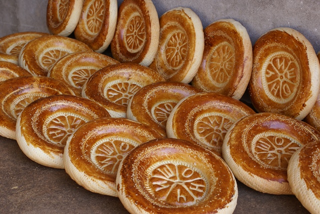 Những chiếc bánh mỳ Uzbek này được nướng trong lò đất sét
