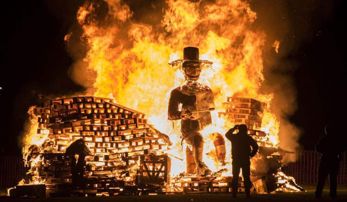 Hình nộp của Guy Fawkes tại sự kiện Halloween ở Anh