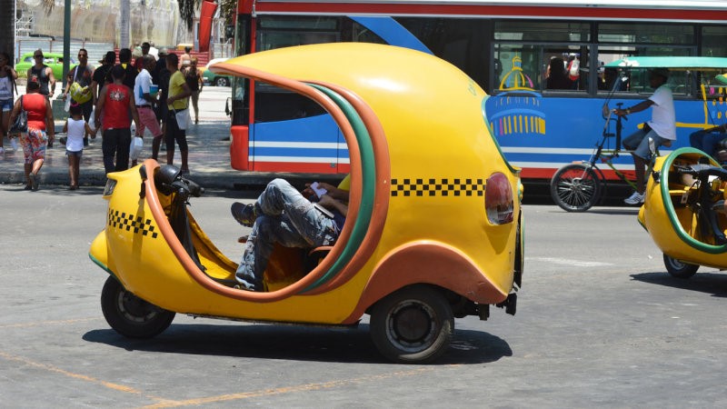 Những chiếc taxi 3 bánh màu vàng rất độc đáo tại Havana