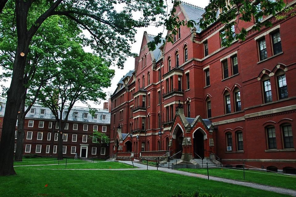 Trường đại học Harvard danh tiếng nằm tại thành phố Boston.