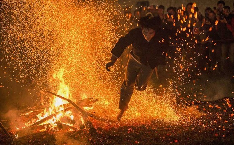 Người Dao Đỏ ở Hà Giang và phong tục nhảy lửa độc đáo