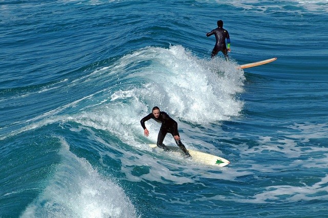 Lướt sóng là hoạt động được yêu thích nhất tại bãi biển Thái Bình Dương.
