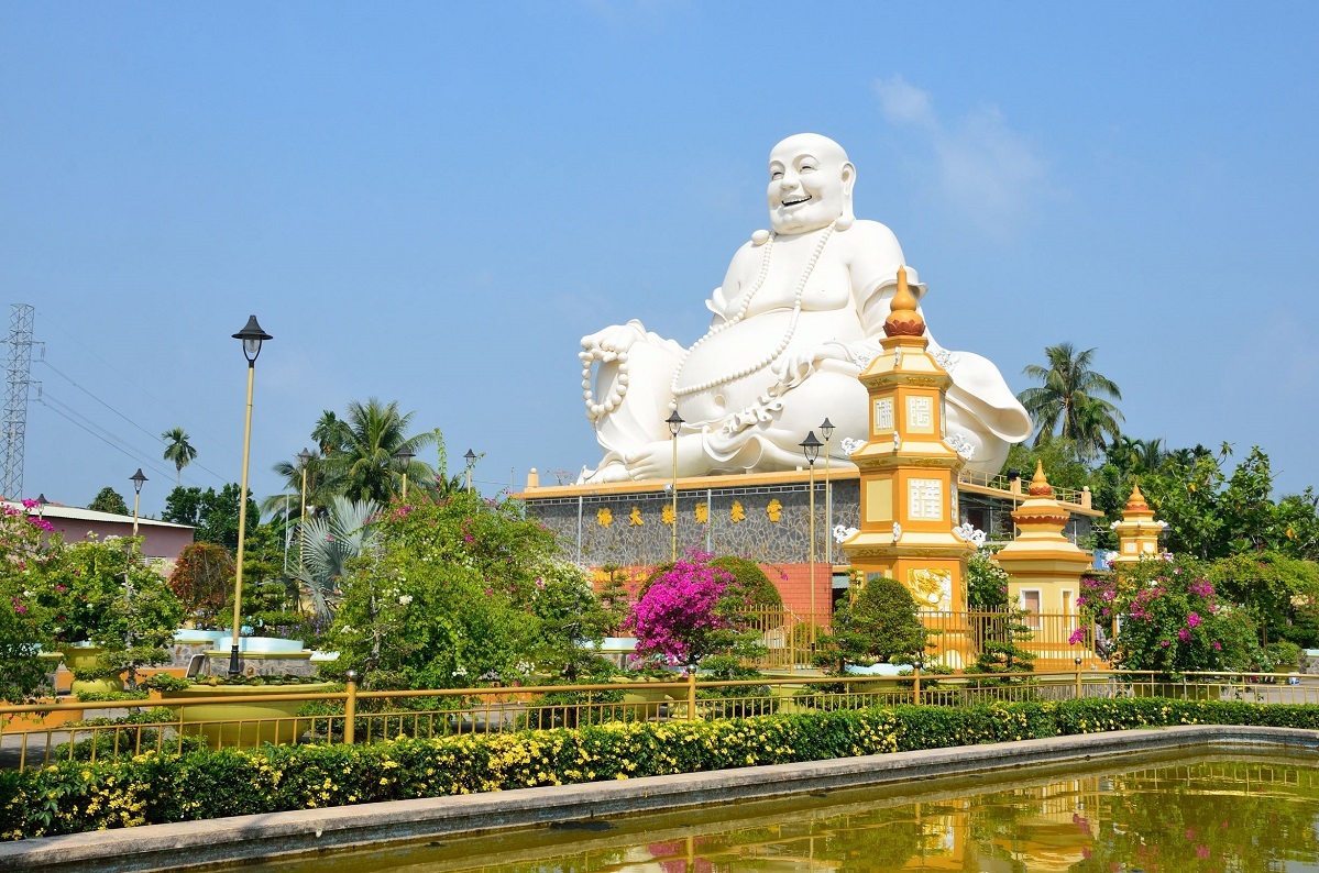 ngôi chùa thờ Phật lớn nhất tỉnh Tiền Giang; mang dáng vẻ kiến trúc châu Á pha lẫn châu Âu.