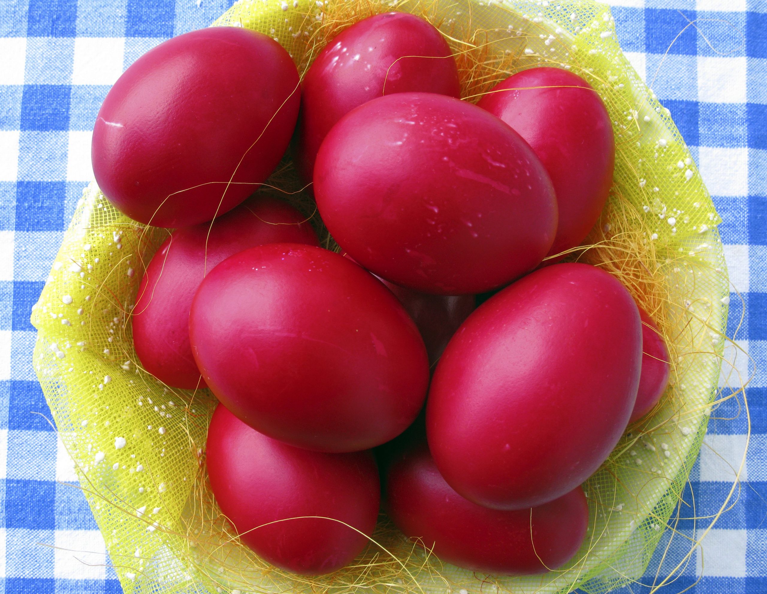 Trứng Phục sinh chỉ sơn màu đỏ tại Nga