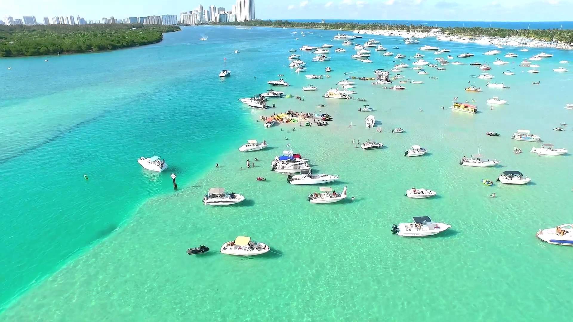 Bãi biển Miami đón một lượng khách du lịch khổng lồ mỗi năm. 