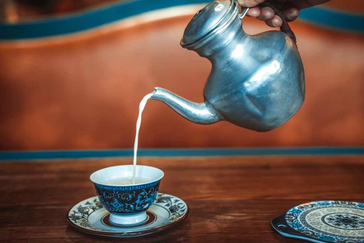 Thiết đãi khách quý với món trà bơ vùng cao nguyên Tây Tạng